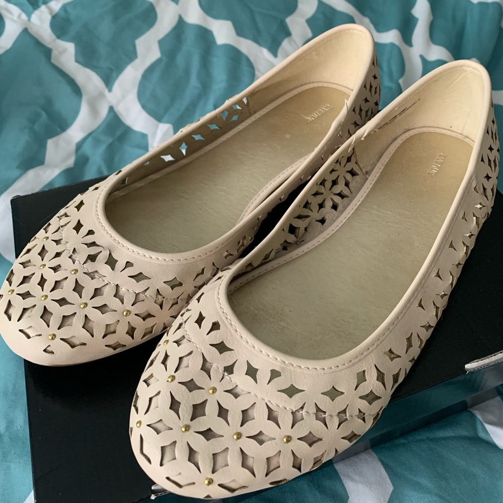 Beautiful nude, gold studded flats - Picture 1 of 2